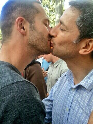 C Najdovski et D. Belliard : un baiser contre le l&rsquo;homophobie en&nbsp;Russie